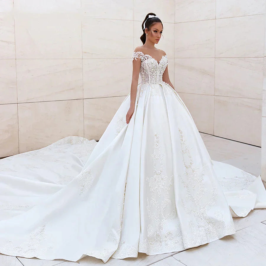 Robes de mariée sexy à épaules dénudées, coupe trapèze, dentelle appliquée, élégantes robes de mariée sans manches en satin avec perles et appliqué, parfaites pour une soirée plage.