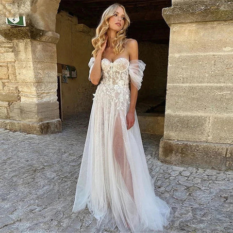 Vestidos de novia sexys con hombros descubiertos, estilo bohemio, de tul, elegantes, con abertura lateral, corte en A, apliques de encaje, ideales para la playa. Sin mangas.