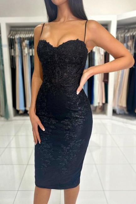 Robe de cocktail noire courte et sexy à fines bretelles et dentelle