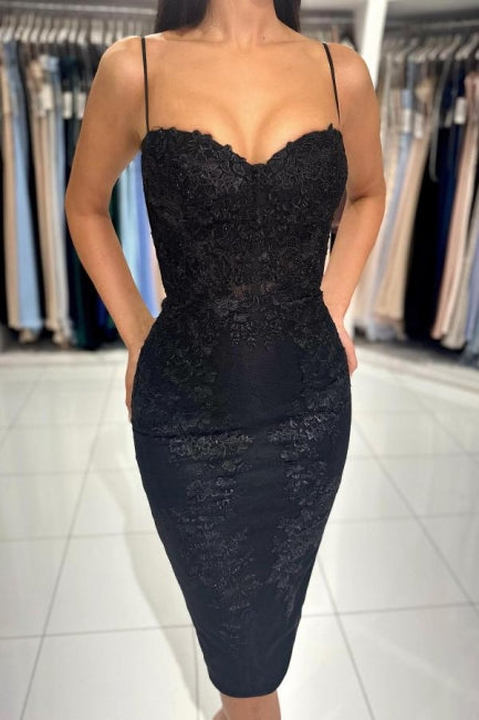 Robe de cocktail noire courte et sexy à fines bretelles et dentelle