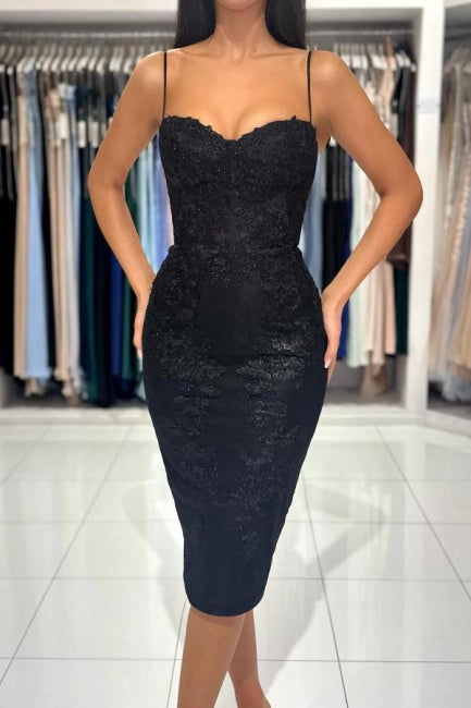 Robe de cocktail noire courte et sexy à fines bretelles et dentelle