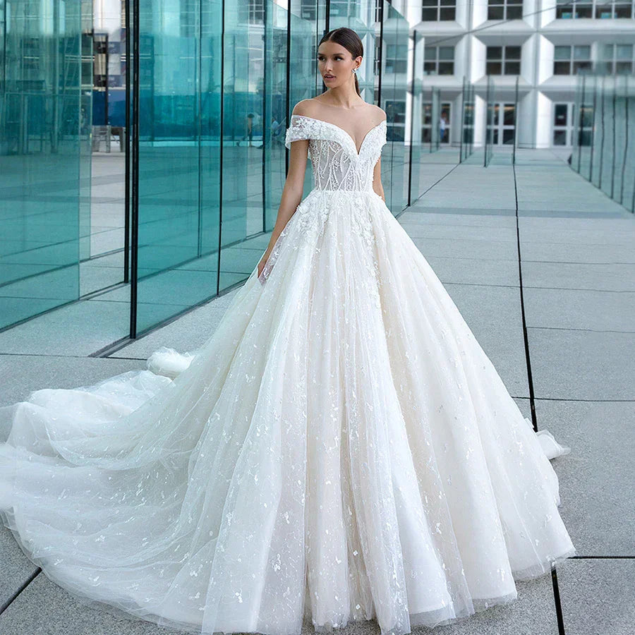 Robe de mariée romantique en dentelle, décolleté en V, ornée de perles, épaules dénudées, épaules dénudées, style princesse.