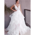 Robe de mariée sexy à décolleté en V et épaules dénudées, blanche, sans manches, style bohème chic, idéale pour une cérémonie de plage ou une fête de mariage. Collection 2023. Robe dos nu.
