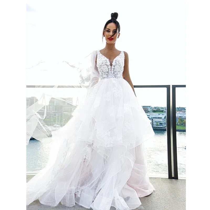 Robe de mariée sexy à décolleté en V et épaules dénudées, blanche, sans manches, style bohème chic, idéale pour une cérémonie de plage ou une fête de mariage. Collection 2023. Robe dos nu.