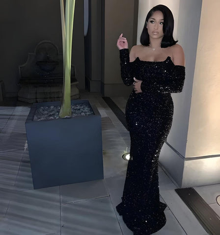 Vestido de noche de corte recto/columna, terciopelo con lentejuelas, hombros descubiertos, mangas largas y cola corta.