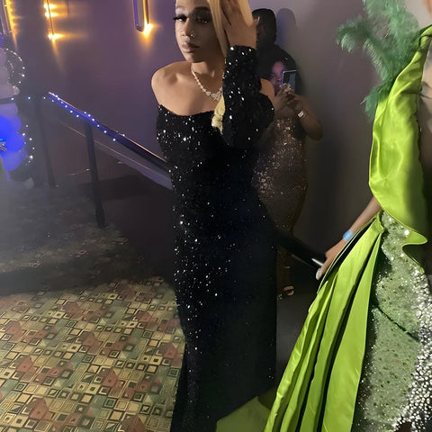 Vestido de noche de corte recto/columna, terciopelo con lentejuelas, hombros descubiertos, mangas largas y cola corta.