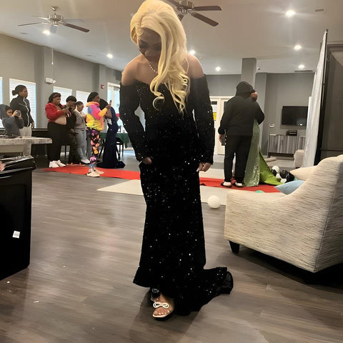 Vestido de noche de corte recto/columna, terciopelo con lentejuelas, hombros descubiertos, mangas largas y cola corta.