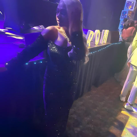 Vestido de noche de corte recto/columna, terciopelo con lentejuelas, hombros descubiertos, mangas largas y cola corta.