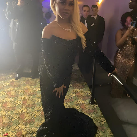 Vestido de noche de corte recto/columna, terciopelo con lentejuelas, hombros descubiertos, mangas largas y cola corta.