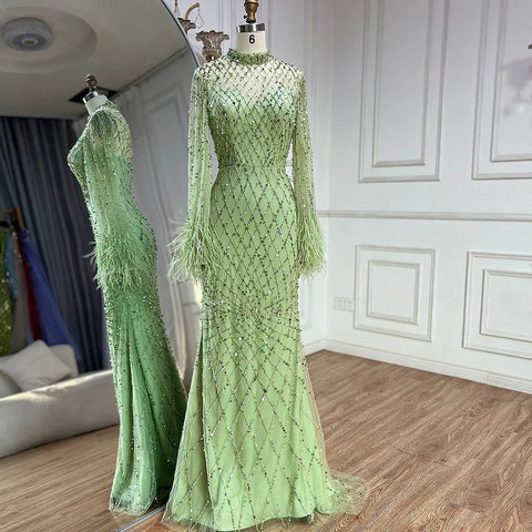 Robe de soirée luxueuse à manches longues et plumes vert sauge LA72394A