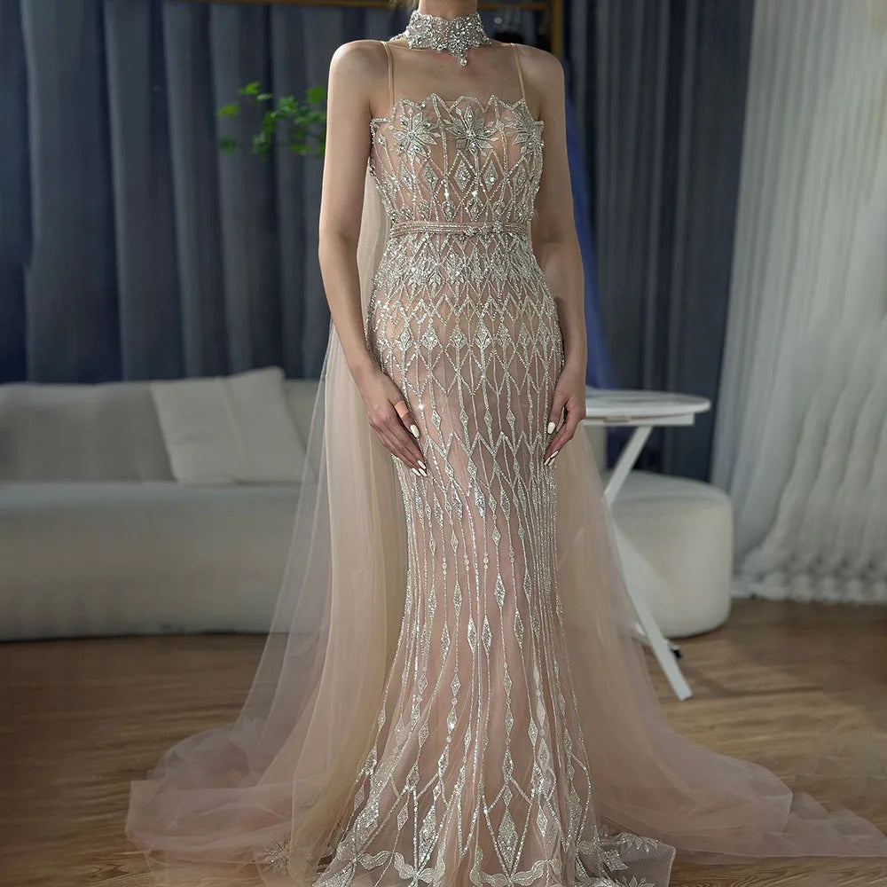 Vestido de noche de sirena con tirantes finos y cuentas color nude, con capa larga para ocasiones formales LA72711 