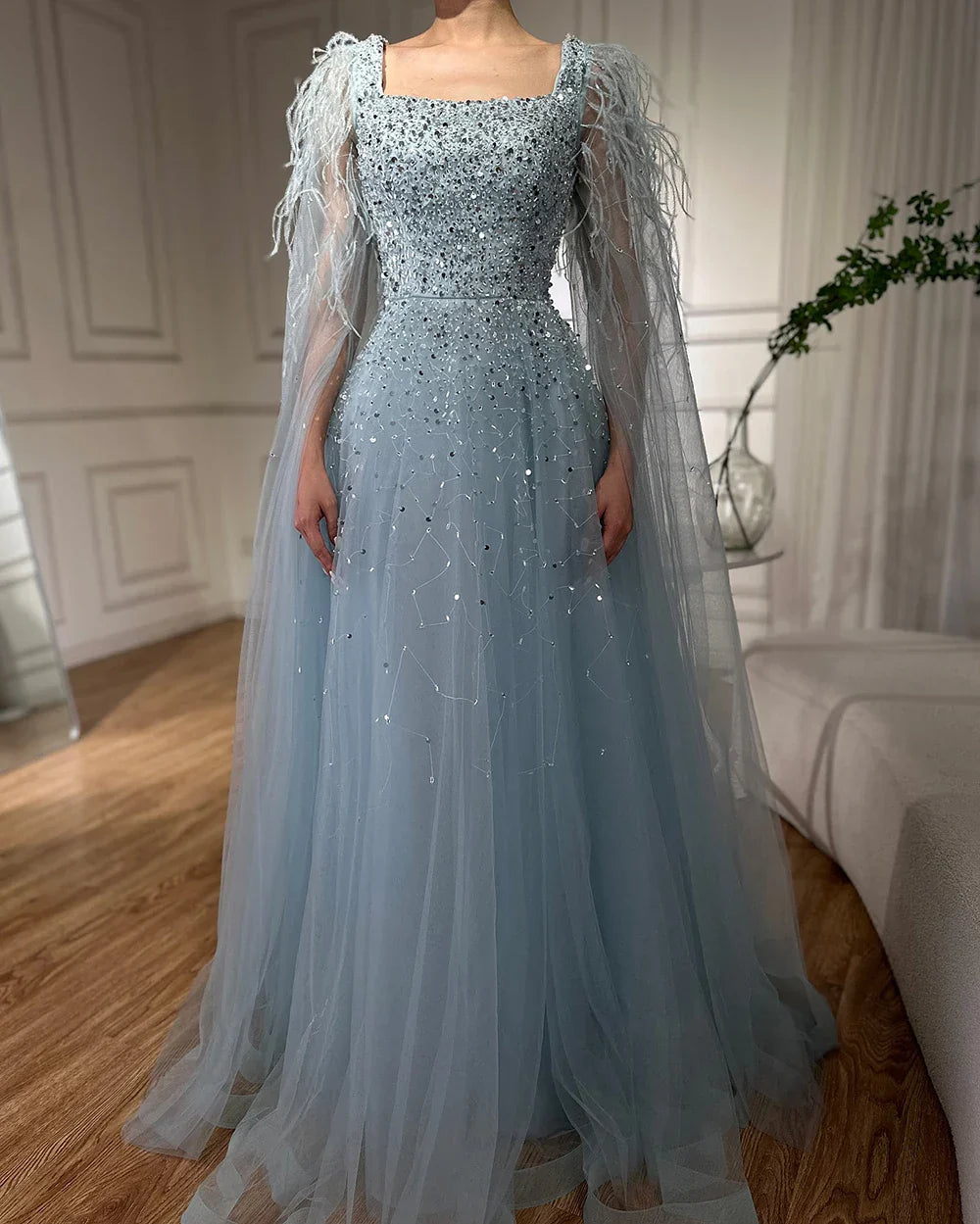 Vestido de noche de lujo saudí, corte A, estilo árabe, con plumas, mangas tipo capa y cuentas. Ideal para ocasiones formales. Modelo LA71782A (2025). 