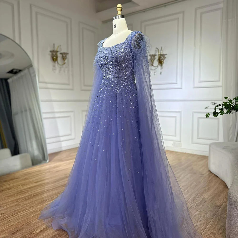 Vestido de noche de lujo saudí, corte A, estilo árabe, con plumas, mangas tipo capa y cuentas. Ideal para ocasiones formales. Modelo LA71782A (2025). 