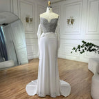Vestido de noche árabe blanco elegante sin tirantes con bordado de cristales y guantes para ocasiones formales LA72758 (2025) 