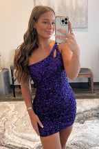 Vestido corto de fiesta azul marino con lentejuelas brillantes, un solo hombro y escote en forma de ojo de cerradura.