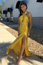 Robe de bal longue jaune en satin froncé, dos nu, avec fente PSK581
