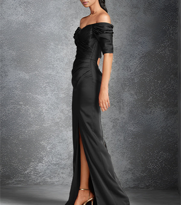 Vestido de novia de corte recto/columna, con hombros descubiertos, manga corta y largo hasta el suelo, con abertura frontal. 