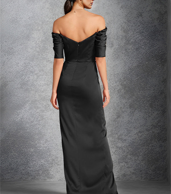 Vestido de novia de corte recto/columna, con hombros descubiertos, manga corta y largo hasta el suelo, con abertura frontal. 