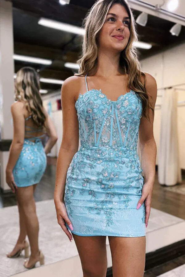 Robe fourreau courte à fines bretelles et applications de dentelle pour le bal de promo