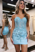 Robe fourreau courte à fines bretelles et applications de dentelle pour le bal de promo