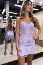 Robe fourreau courte à fines bretelles et applications de dentelle pour le bal de promo