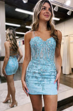 Robe fourreau à fines bretelles et applications de dentelle pour le bal de promo PD500