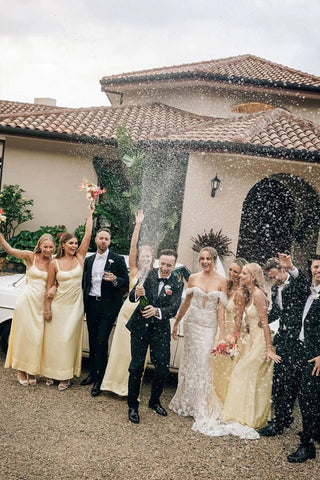 Robe de demoiselle d'honneur jaune longue à bretelles spaghetti et coupe fourreau BD132