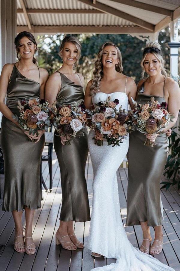 Vestido de dama de honor de tafetán, largo hasta la rodilla, con tirantes finos y sin mangas. 
