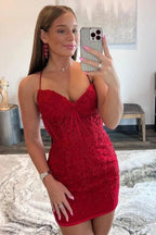 Robe de bal rouge fourreau à col V et fines bretelles en dentelle, mini moulante