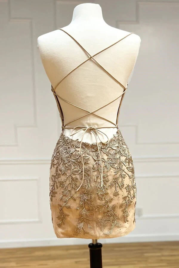 Robe de bal rouge fourreau à col V et fines bretelles en dentelle, mini moulante