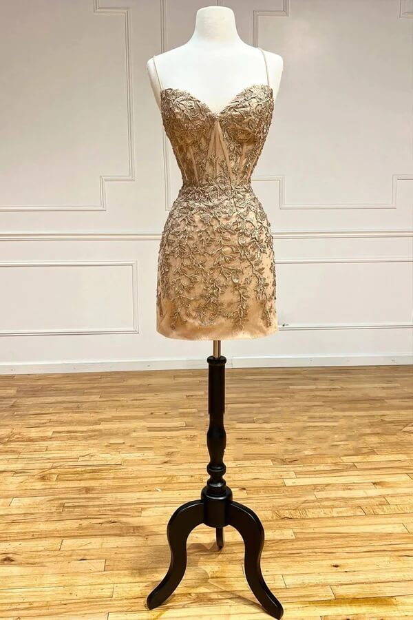 Robe de bal rouge fourreau à col V et fines bretelles en dentelle, mini moulante