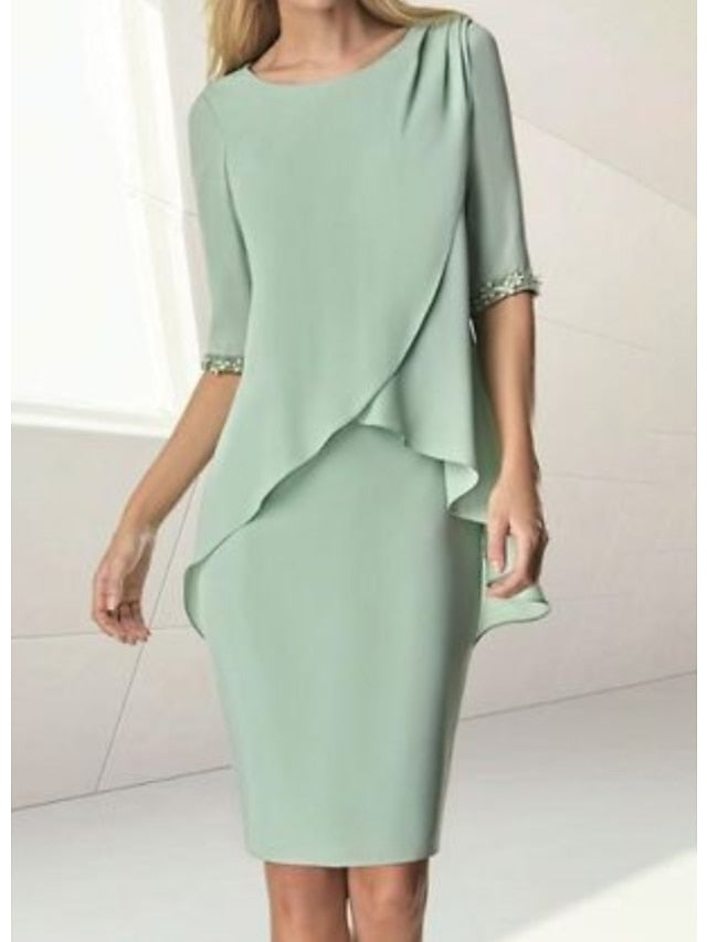 Vestidos de corte recto/columna para la madre de la novia, con cuello joya, largo hasta la rodilla, manga tres cuartos y drapeado con cuentas. 