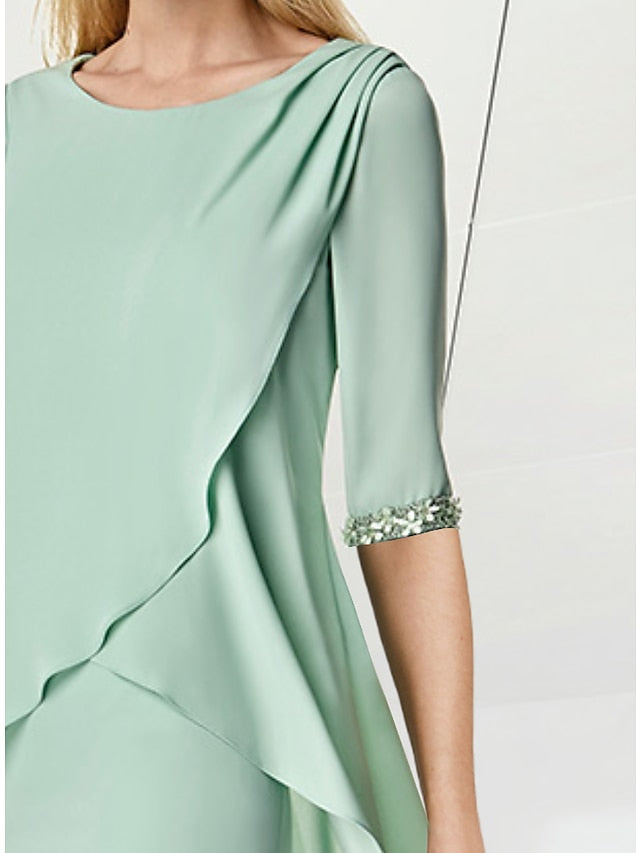 Vestidos de corte recto/columna para la madre de la novia, con cuello joya, largo hasta la rodilla, manga tres cuartos y drapeado con cuentas. 