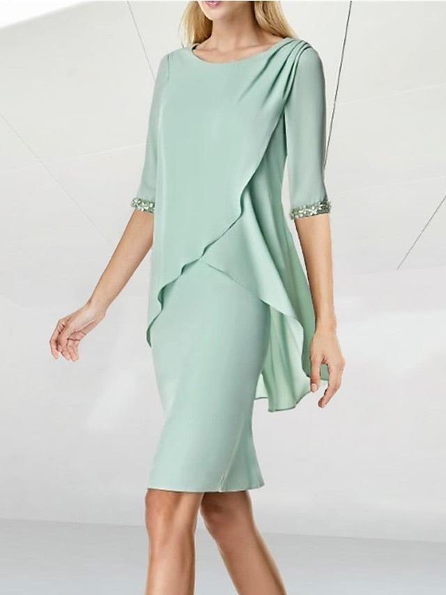 Vestidos de corte recto/columna para la madre de la novia, con cuello joya, largo hasta la rodilla, manga tres cuartos y drapeado con cuentas. 