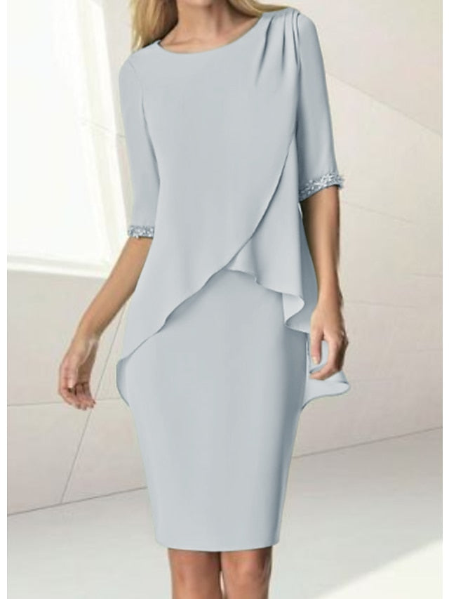 Vestidos de corte recto/columna para la madre de la novia, con cuello joya, largo hasta la rodilla, manga tres cuartos y drapeado con cuentas. 