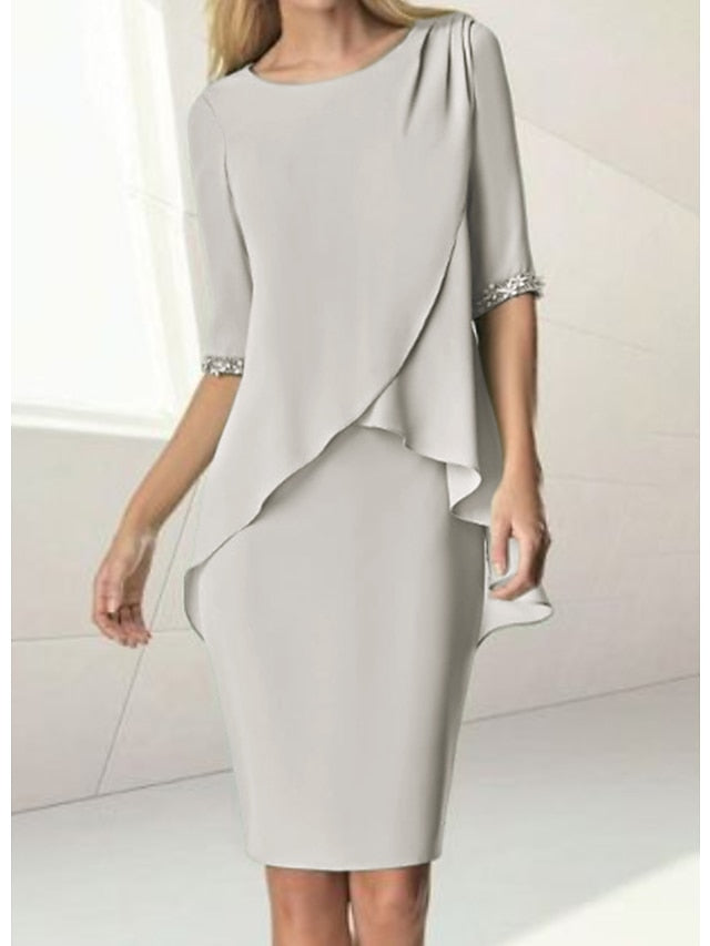 Vestidos de corte recto/columna para la madre de la novia, con cuello joya, largo hasta la rodilla, manga tres cuartos y drapeado con cuentas. 