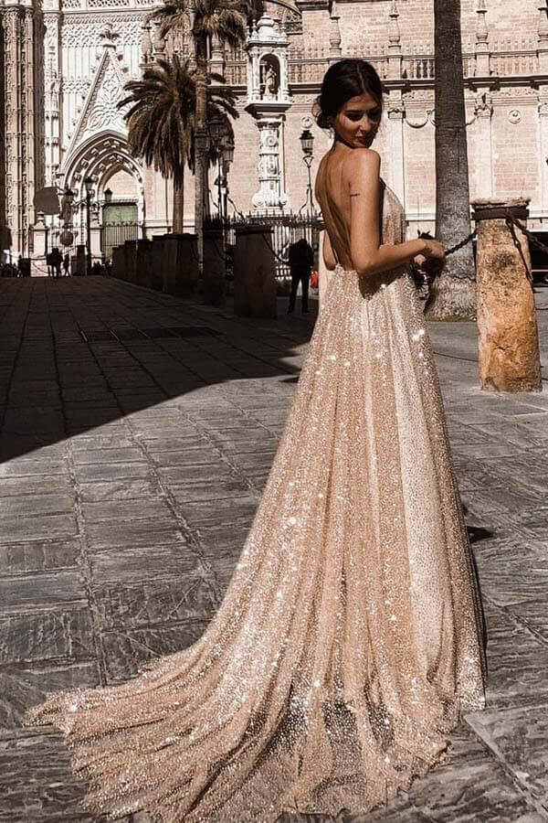 Robe de bal longue brillante à bretelles spaghetti, col en V et coupe trapèze, robe de soirée