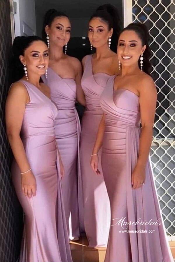 Vestidos largos de dama de honor de satén de seda corte sirena con un solo hombro y cola 