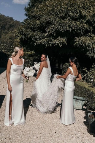 Vestidos largos de dama de honor de satén de seda con escote redondo y abertura.