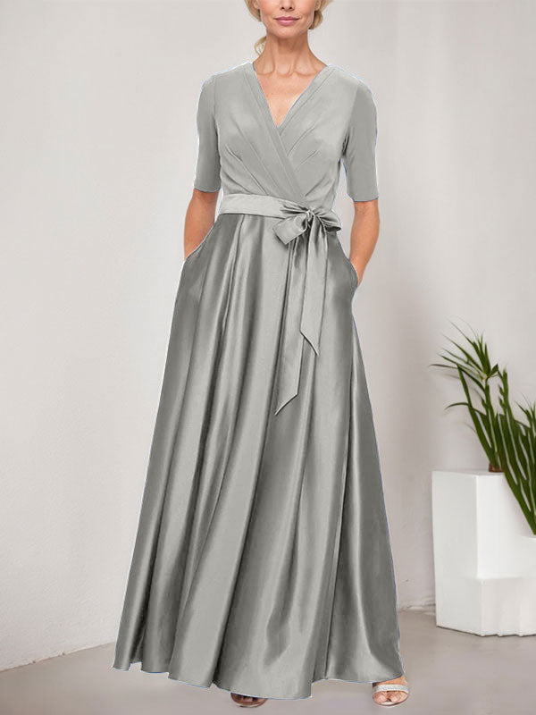 Vestido de baile con escote cruzado, falda amplia de satén y corpiño de jersey. 