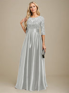 Robe de mariée longue en satin stretch dentelle et dentelle, coupe trapèze, décolleté illusion, ornée d'un nœud à sequins 