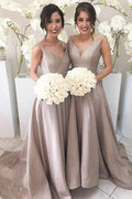 Robes de demoiselle d'honneur argentées simples, coupe trapèze, col en V, asymétriques et traîne.