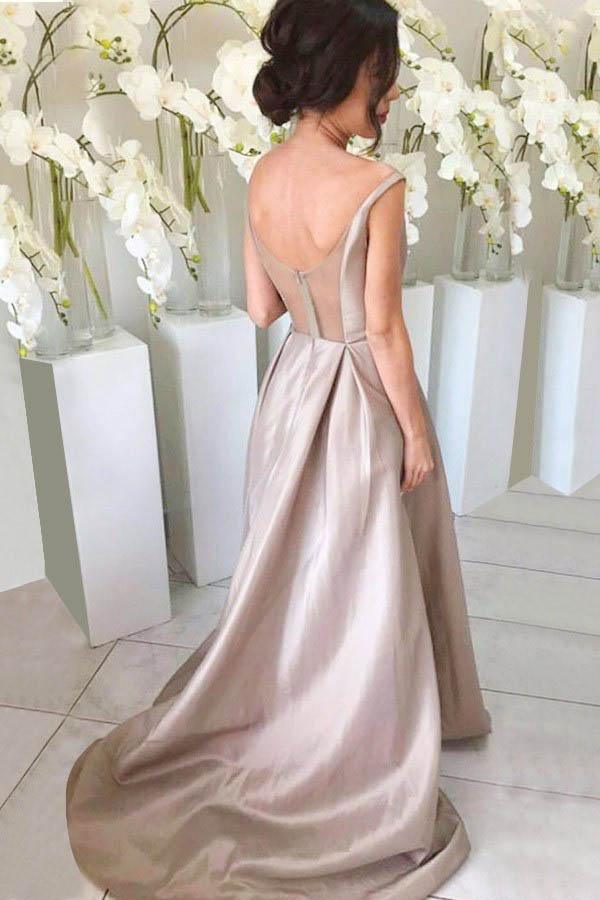Robes de demoiselle d'honneur argentées simples, coupe trapèze, col en V, asymétriques et traîne.