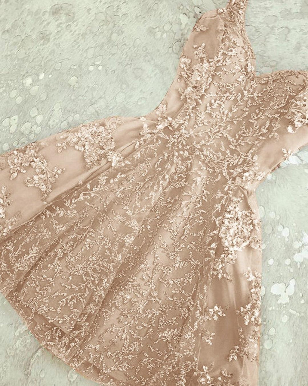 Vestido corto de fiesta plateado con tirantes finos, espalda descubierta y escote en V PD378