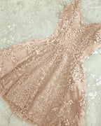 Vestido corto de fiesta plateado con tirantes finos, espalda descubierta y escote en V PD378