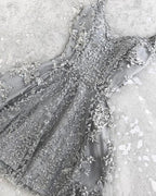 Vestido corto de fiesta plateado con tirantes finos, espalda descubierta y escote en V PD378