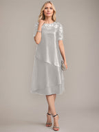 Vestido de corte A, escote redondo, largo hasta la rodilla, para la madre de la novia, con apliques y lentejuelas. 