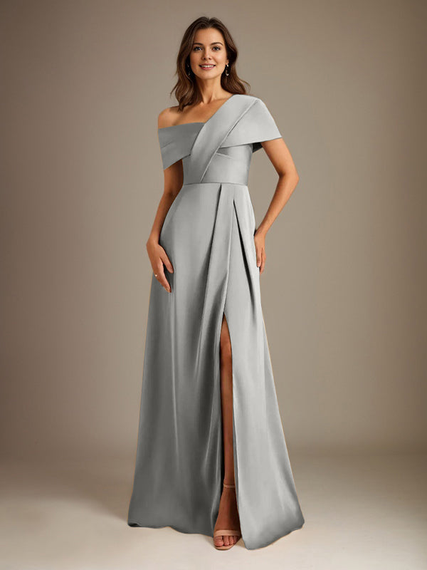 Robe de mère de la mariée en satin, coupe trapèze, décolleté asymétrique et plis. 