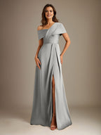 Robe de mère de la mariée en satin, coupe trapèze, décolleté asymétrique et plis. 