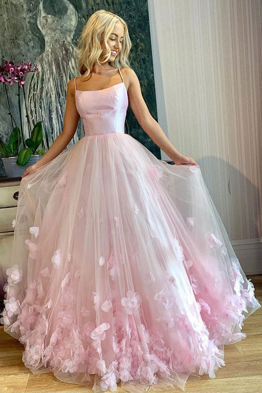 Vestido de graduación rosa de tul con tirantes finos y corte en A